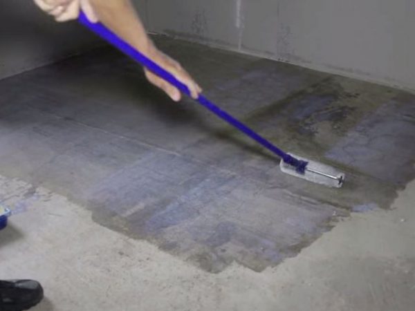 Primer under a bulk floor