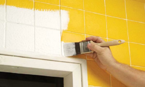 Painting ceramic tiles allows you to restore its attractive appearance