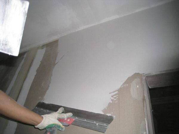 Before painting, carefully prepare the wall surface.