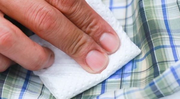 Cleaning glue from clothes