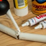 Gluing plastic pipes