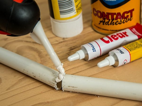 Gluing plastic pipes