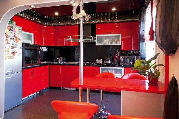 Red color in the interior of the kitchen