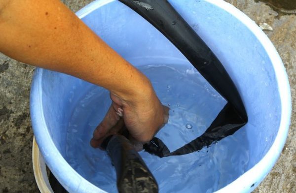 Search for a puncture of a cycle chamber under water