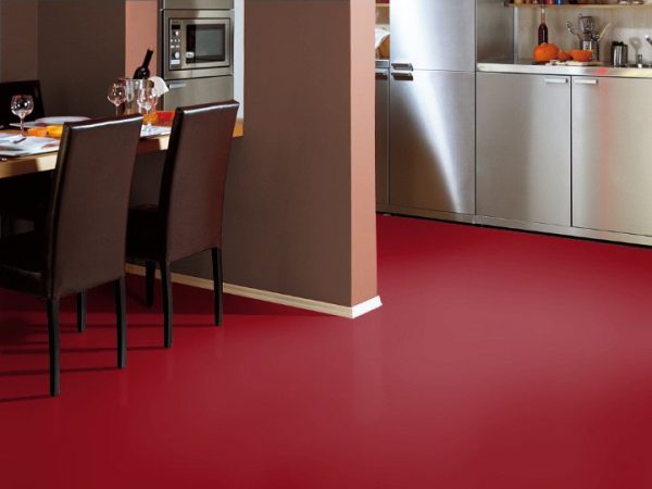 Wine-colored floor in the kitchen-living room