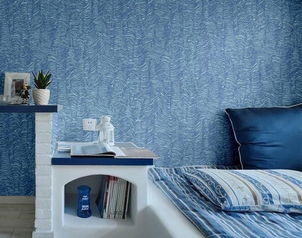 Blue wallpaper in the bedroom