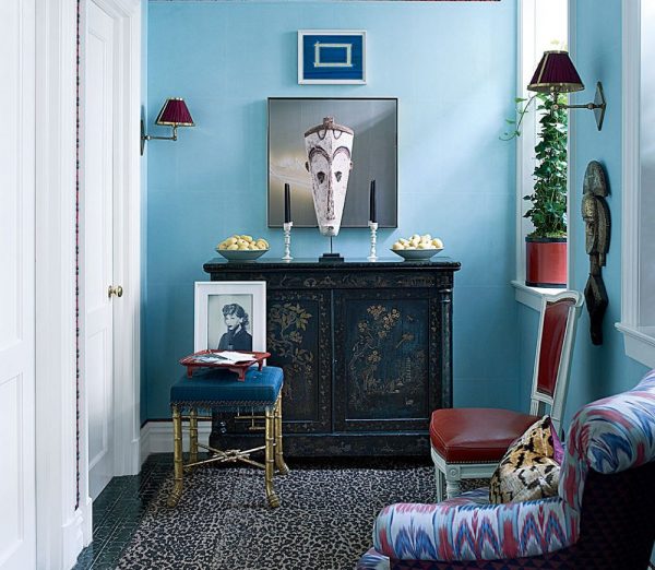 Blue walls in the hallway