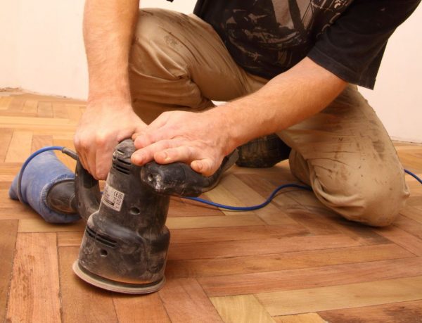 Preparación del parquet antes del recubrimiento.