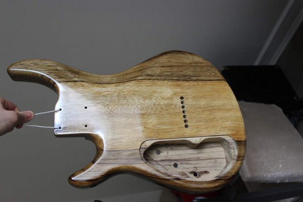 Lacquering gitar elektrik