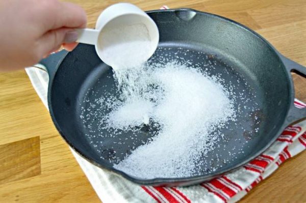 We clean the pan with salt