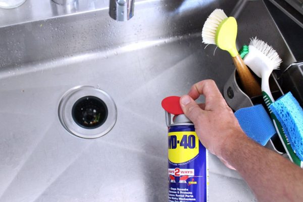 Cleaning the kitchen sink