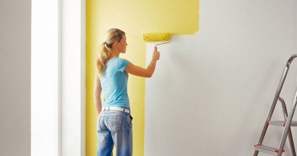 It is not recommended to paint the walls in bright sunlight.