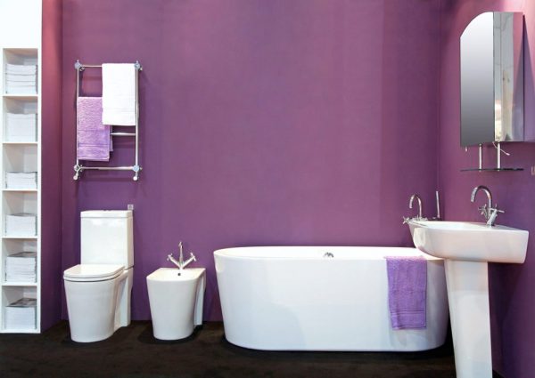 Plain walls in the bathroom