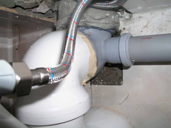 Sealing seams when connecting the sewer