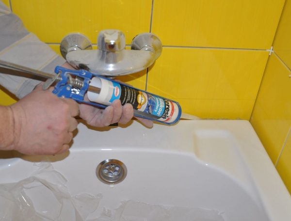 Sealing from leaks of the boundary of the junction of the sink to the wall