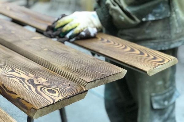 Brushing a beam - artificial aging of a tree