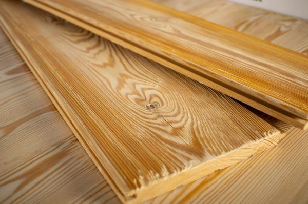 Papan larch menolak