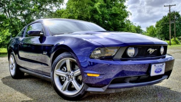 Fioletowy Ford Mustang HDR