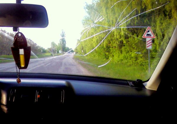 Memandu kereta dengan retak di kaca boleh menyebabkan denda