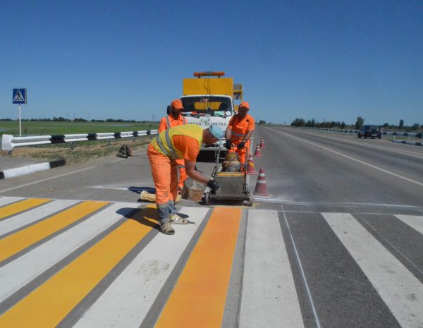 Using a thermoplastic compound for marking a pedestrian crossing