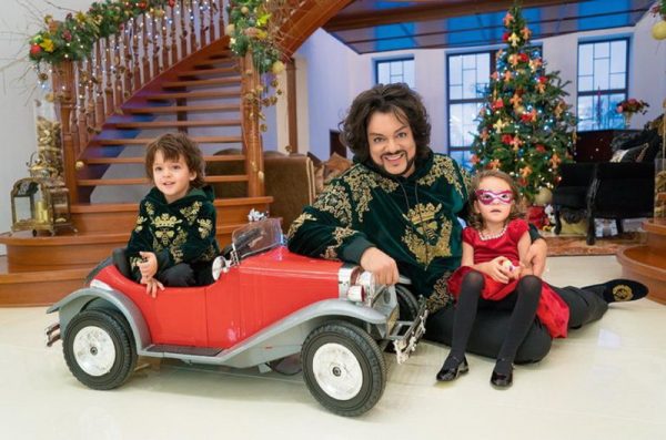 Kirkorov dengan anak-anak di rumahnya