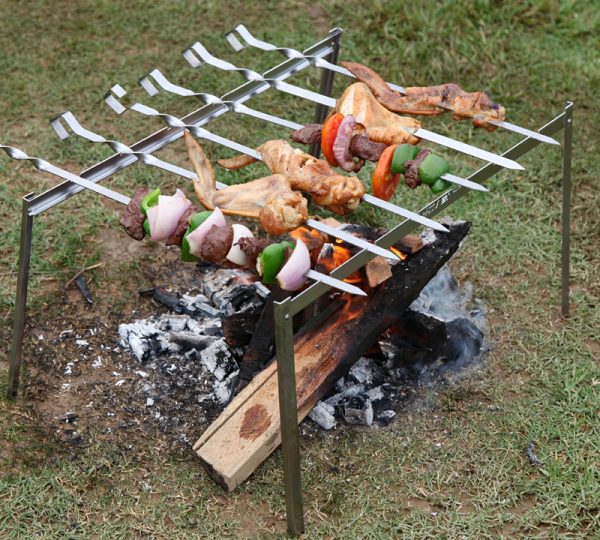 Sada skládacích stojanů a špízů na vaření grilu