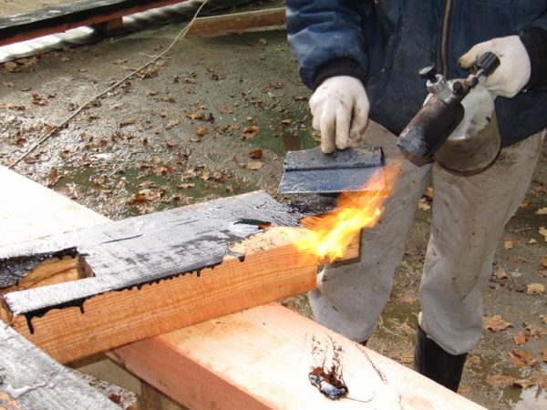 Kerja kayu dengan mastic bitumen panas