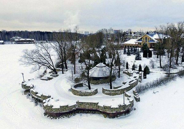 Park s grilem a sjezdem k řece