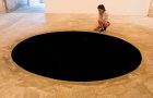 Descent to Limb av den britiske billedhuggeren Anish Kapoor