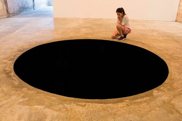 สืบเชื้อสายมาจากกิ่งไม้โดยปฏิมากรชาวอังกฤษ Anish Kapoor