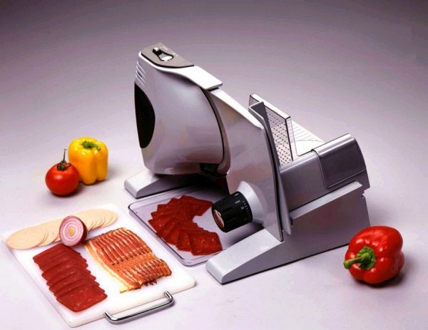 Slicer for cutting sausages and vegetables