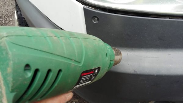 Restoring a car bumper with a building hairdryer