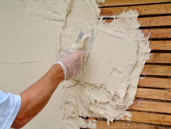 Penggunaan plaster gipsum pada dinding kayu