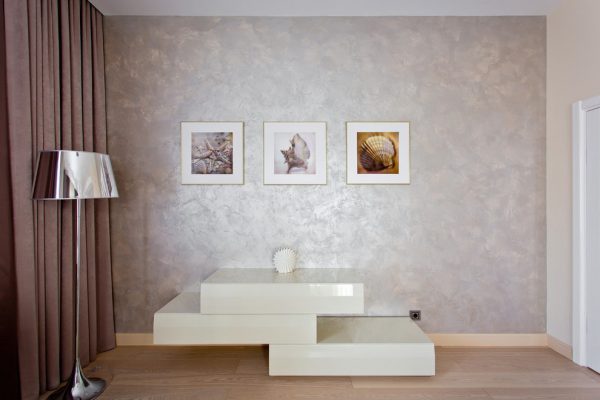 Decorative wall covering with pearlescent effect