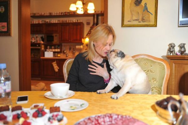 Daria Dontsova in the kitchen at the table