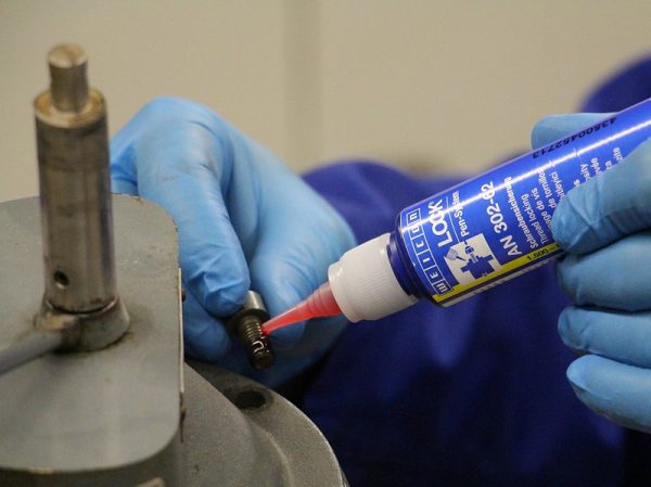 Menggunakan Anaerobic Sealant