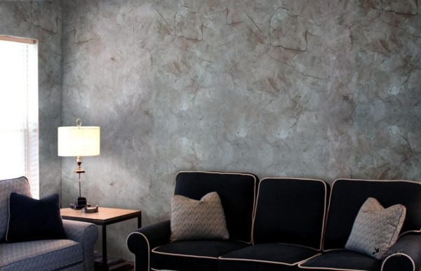 The use of decorative marbled plaster in the design of the living room