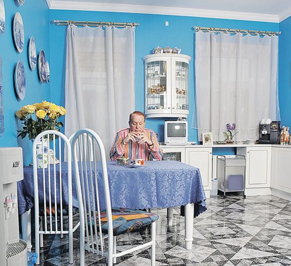 The kitchen is decorated in blue and white.