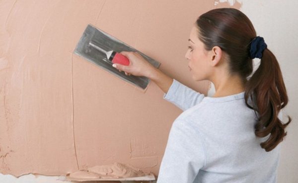 Application of a base coat under Venetian plaster