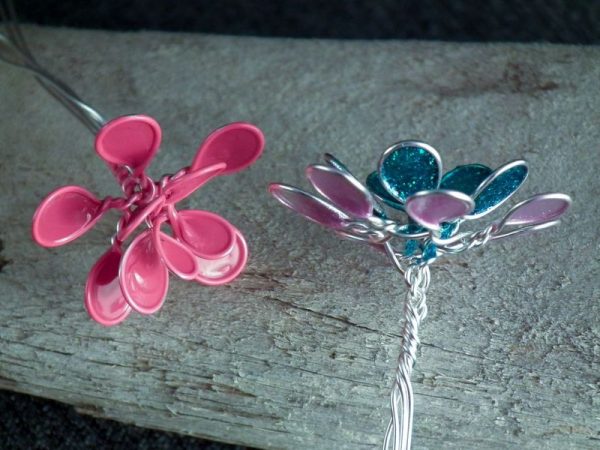 Nail polish and wire flowers