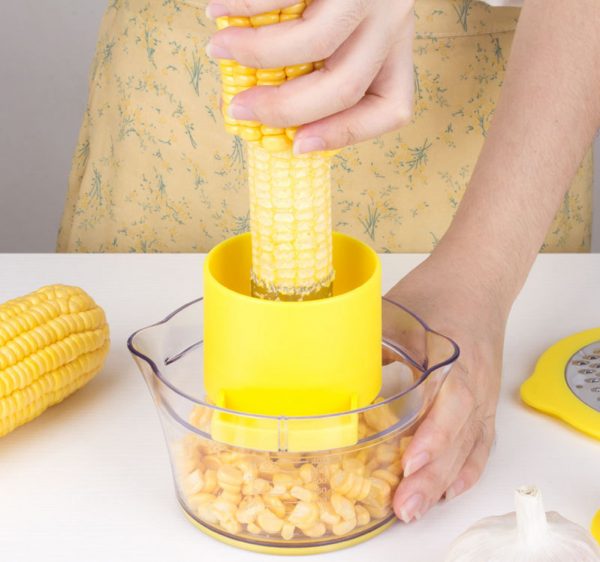 Manual corn peeling device