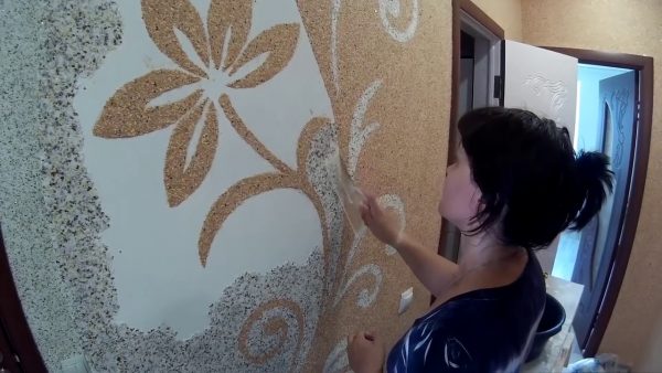 Create wall paintings using liquid wallpaper