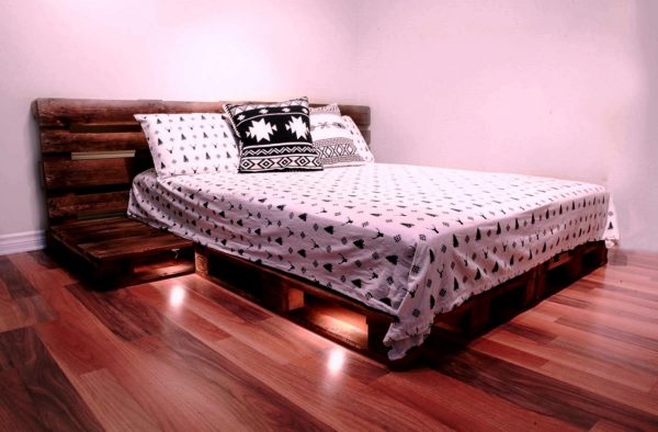 Cama doble de palets con cabecera