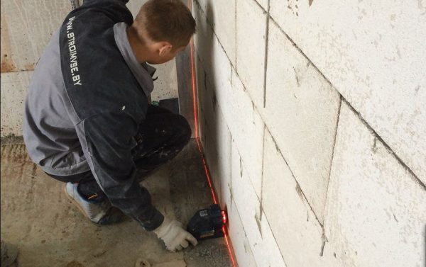 Using a laser to level the plane