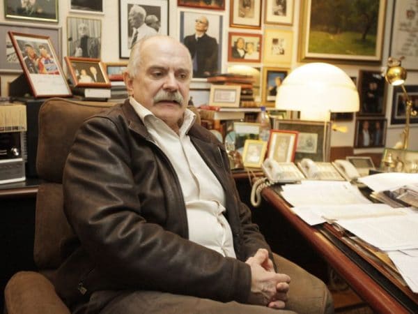 Nikita Mikhalkov ve své kanceláři