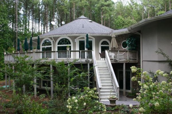 Round stilt house