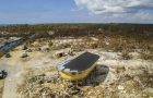 Une maison sur pilotis ronde qui se dresse après un ouragan