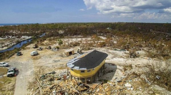 Rumah panggung bulat yang berdiri selepas badai