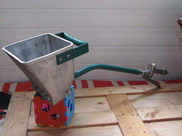 Plaster shovel hopper bucket