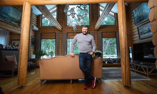 A feature of the country house are log walls and panoramic windows.